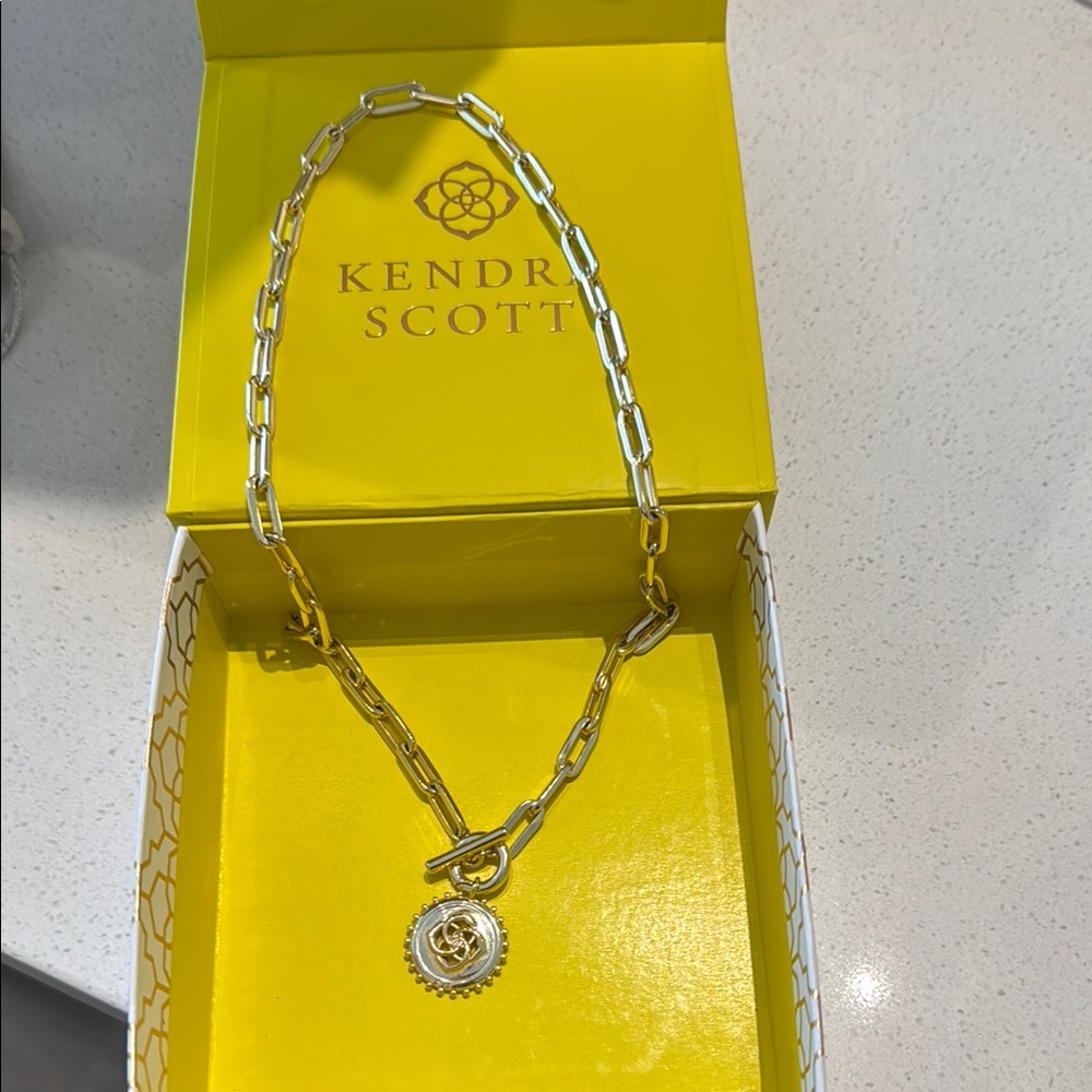 Kendra Scott Gold Necklace with Interlocking Chain Design